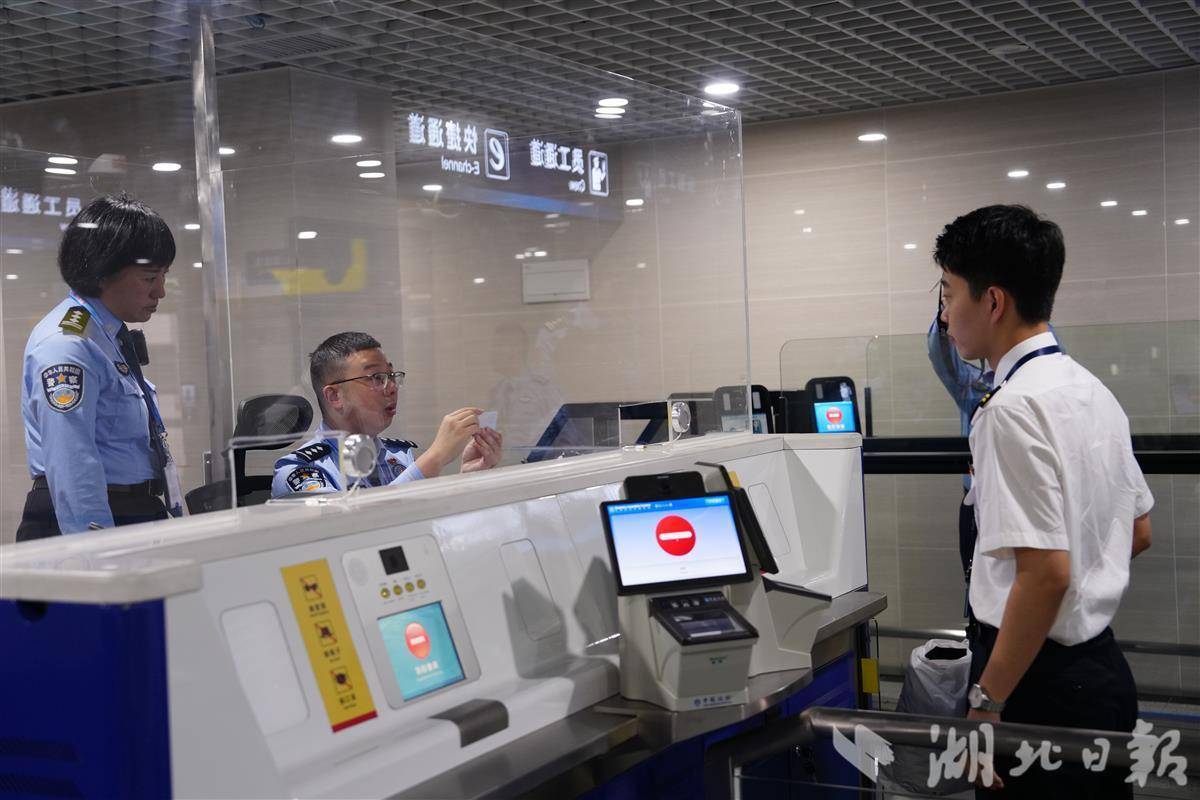 四方联动 恩施边检站保障恩施直飞香港航线复航