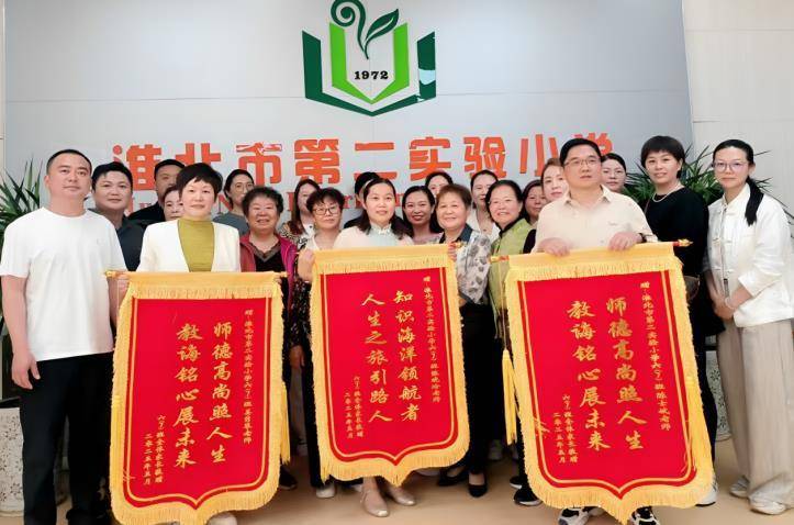 安徽淮北：家长谢师写真情