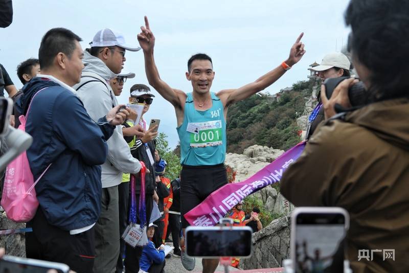 泰山国际登山比赛今日鸣枪起跑