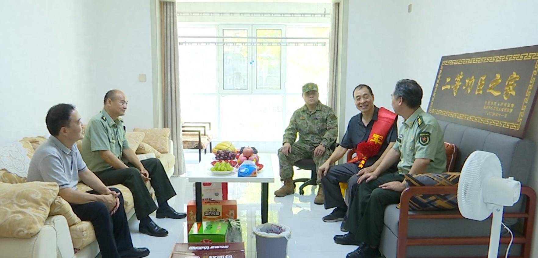 中原油田开展“八一”走访慰问活动