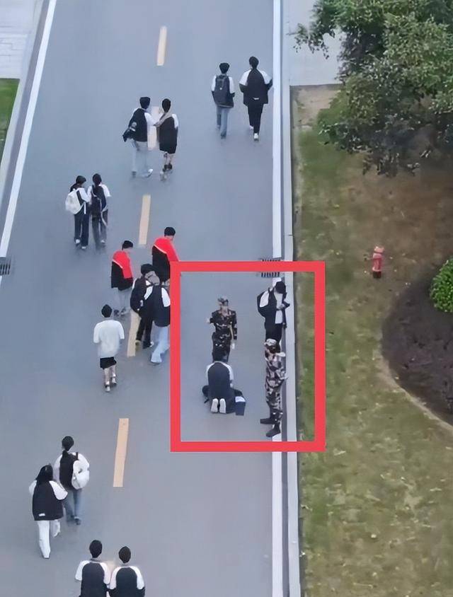 重庆通报“学生下跪”事件:违规带充电宝引发,双方均为学生