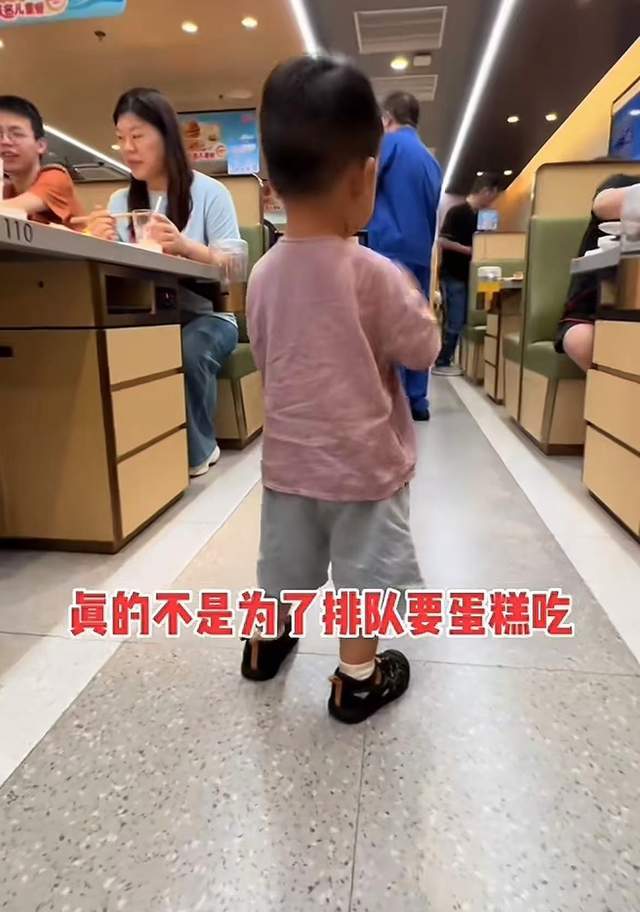 怂恿孩子要蛋糕事件，宝妈夸儿子很能干，网友：别让无知害了孩子