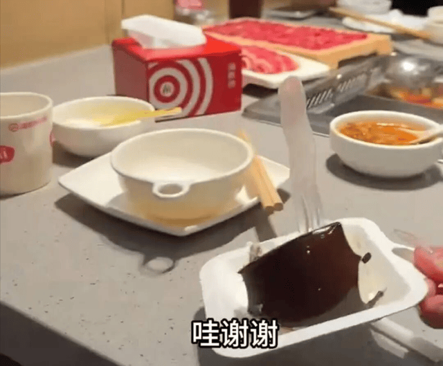 怂恿孩子要蛋糕事件，宝妈夸儿子很能干，网友：别让无知害了孩子