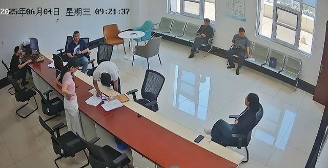 辱骂法官事件反转：杨宝花占据他人房产在先，辱骂法官10分钟没停