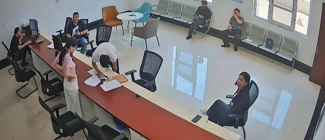 辱骂法官事件反转：杨宝花占据他人房产在先，辱骂法官10分钟没停