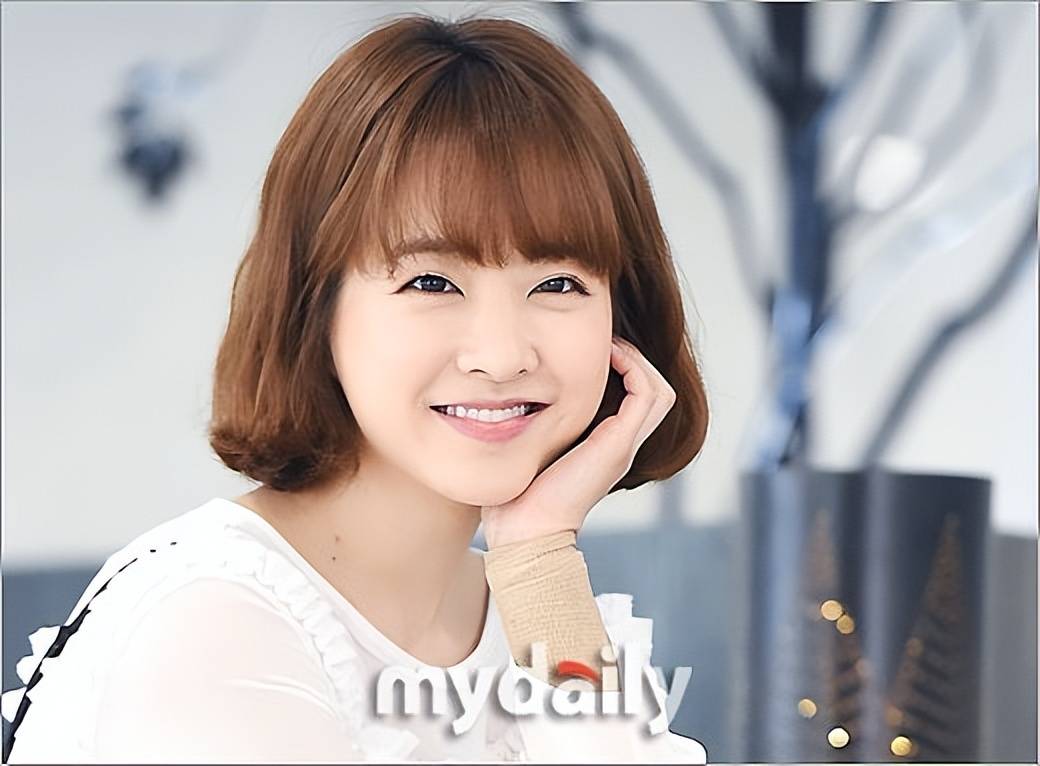 朴宝英"丝袜禁令"事件：明星红毯背后的品牌霸权与女性符号化之争