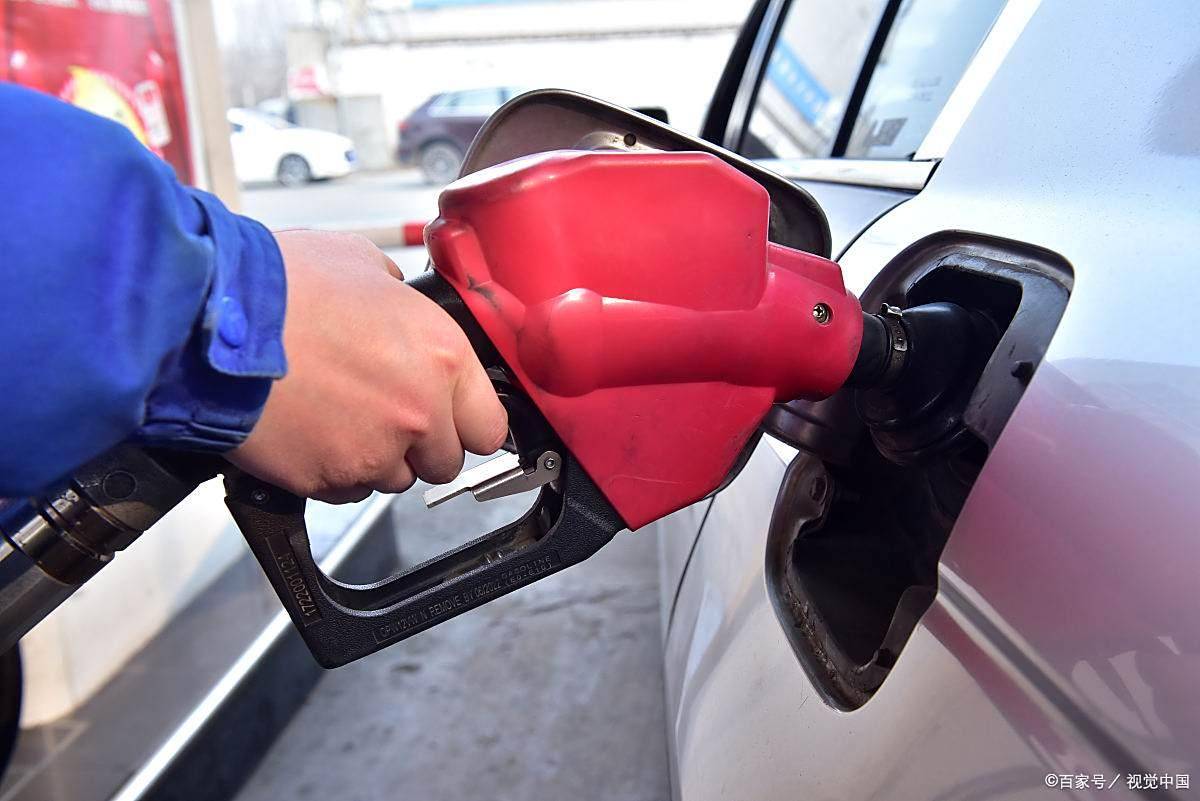 从涨到跌的转机:近两天原油暴跌对车主的影响